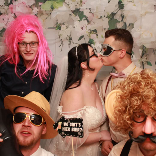 Posieren mit Requisiten vor der Fotobox