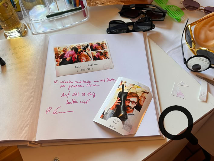 verschiedene Schilder als Requisiten zum Posieren vor der Fotobox