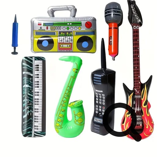 Aufblasbare Instrumente als Requisiten zum Posieren vor der Fotobox